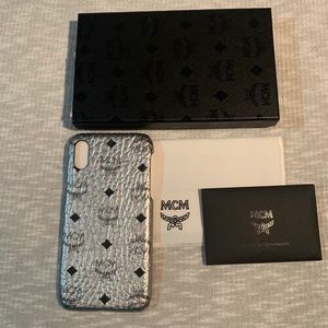 💥 MCM iPhone X / XS Case Silver With Black Logo